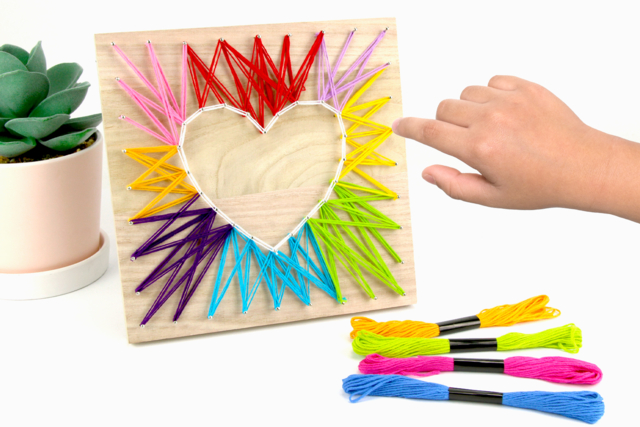 String art coeur multicolore - String Art pour enfants : l'art de créer avec des fils - 10doigts.fr