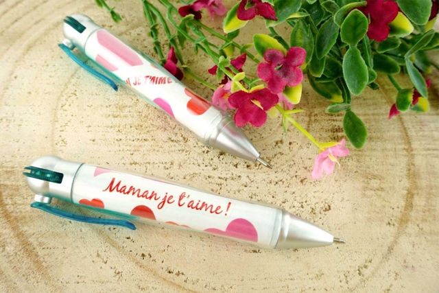 Stylo "Bonne fête maman" - Gommettes Fête des parents : personnaliser vos cadeaux avec amour - 10doigts.fr