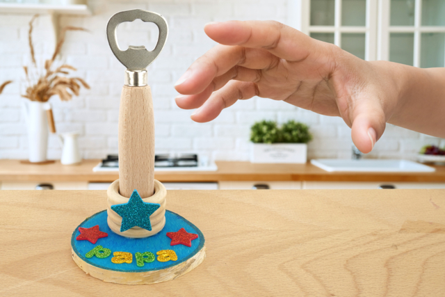 Support pour décapsuleur - Objets bois pour la cuisine - 10doigts.fr