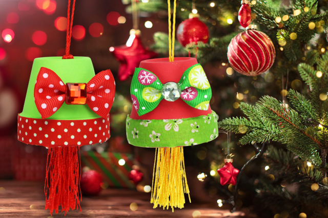 Suspension de Noël avec un pot en terre cuite - Supports en céramique à décorer - 10doigts.fr