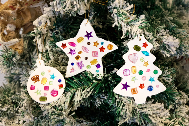 Suspensions de Noël en pâte à modeler - Strass : apportez de l'éclat à toutes vos créations - 10doigts.fr