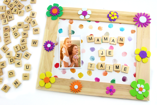 Tableau Scrabble fête des mères/grands-mères - Décorations fleurs et feuilles : ajoutez une touche de nature à toutes vos créations - 10doigts.fr