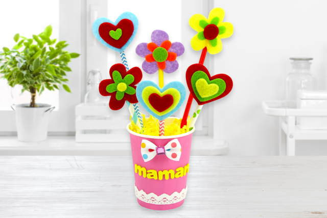 Un joli bouquet de fleurs pour Maman - Stickers en feutrine : du relief et de la texture dans vos créations - 10doigts.fr