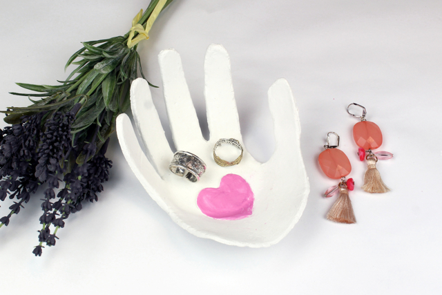 Vide-poches "Coeur sur la main" - Pâtes à modeler autodurcissantes - 10doigts.fr