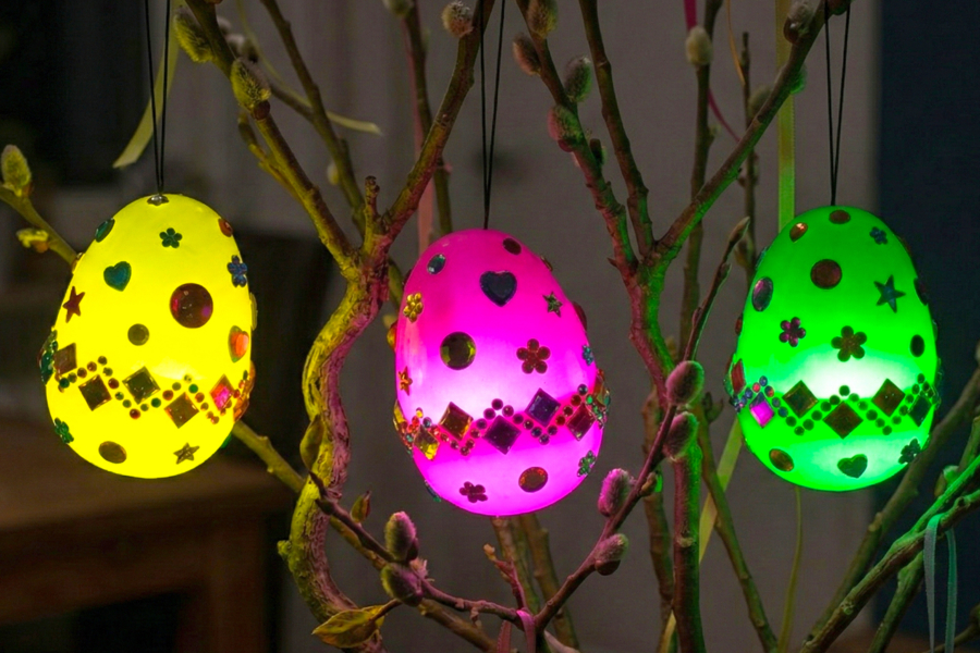 Oeufs de Pâques lumineux à suspendre