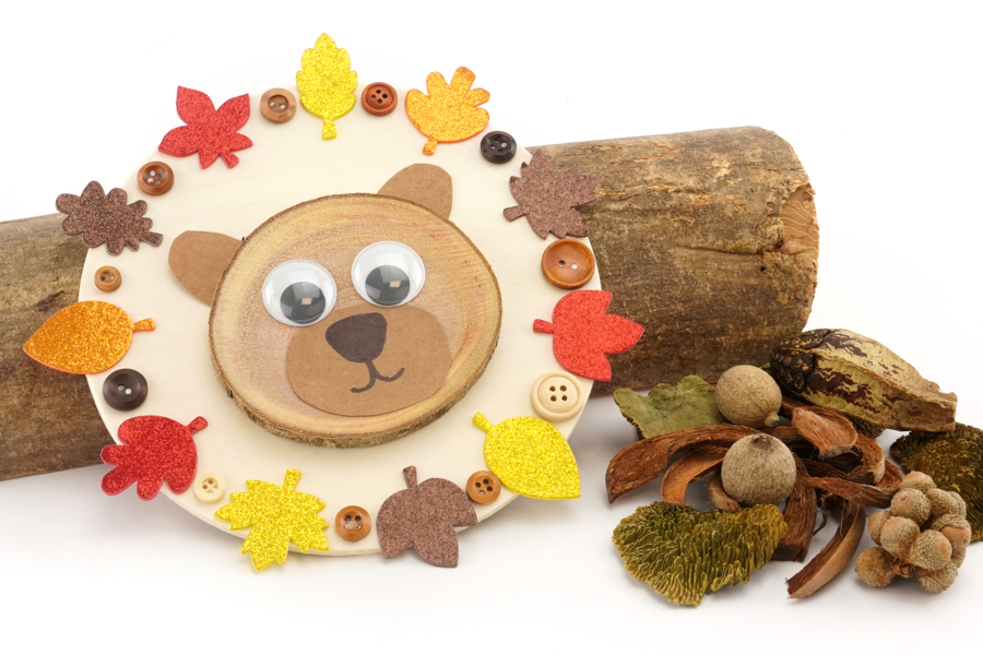 Ourson d'automne avec un rondin de bois